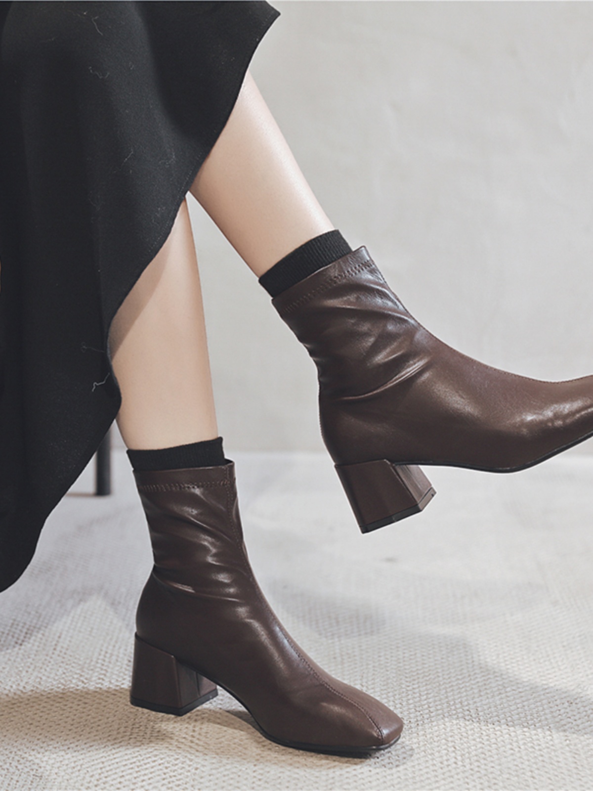 밀라노 스튜디오 탄성 부츠 여성용 짧은 부츠 2024 가을 겨울 신상 스퀘어 발가락 미디엄 힐 슬림 마틴 부츠 여성용