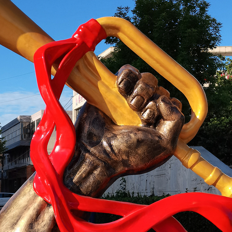 대형 유리 섬유 강화 플라스틱 승리의 뿔 조각품 붉은 문화 장식 인민 해방군이 돌격을 가해 광장에 상륙했습니다