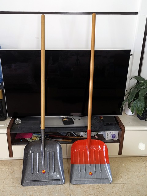 Foreign trade steel shovel widened cow manure shovel manganese steel grain shovel with ribbed garbage shovel super large coal shovel thickened handle exit shovel