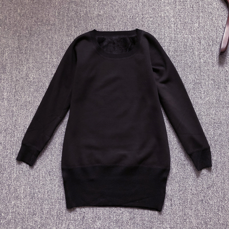 유니크한 디자인이 돋보이는 심플하고 우아한 미디기장의 따뜻한 스웨트셔츠