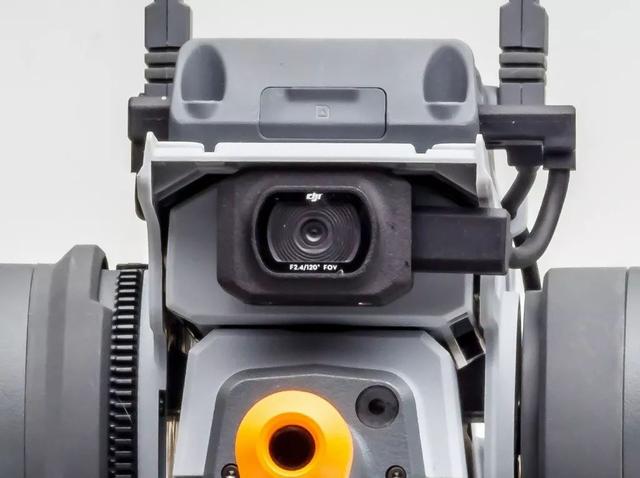 실제 전투를 위해 DJI 메카 전사를 임대하고 기술 로봇 AI 전투에 참여하세요