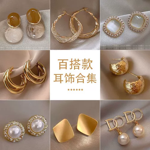 Металлические небольшие дизайнерские серьги, тренд сезона