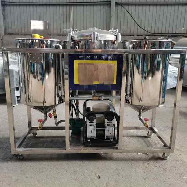 Three tanks of refining machine peanut oil, rapeseed oil and phosphorus food deacidification refining tank oil mill use oil processing and de-machine machinery