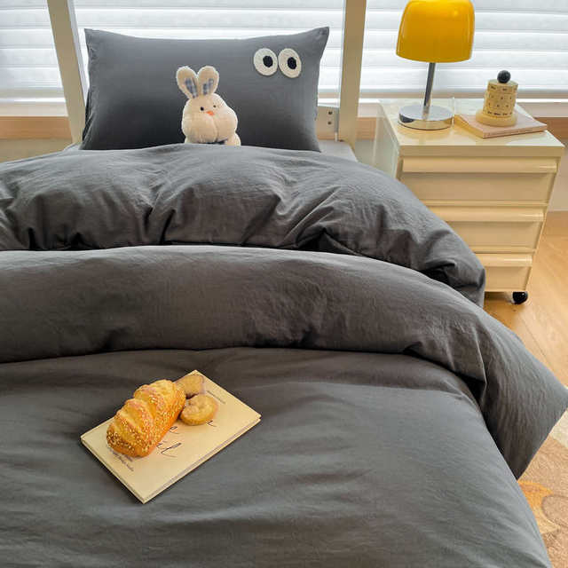 College student bed sheets, pillowcases, three-piece sets, quilts, mattresses, pillow cores, a complete set of single beds in student dormitory