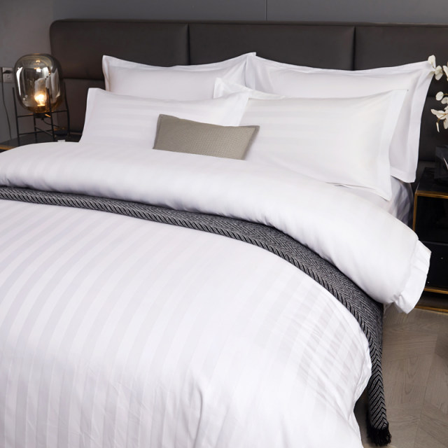 Hotel bedding four-piece set B&B white v-color bed sheets and quilt covers three-piece set bed covers hotel quilt covers whole set