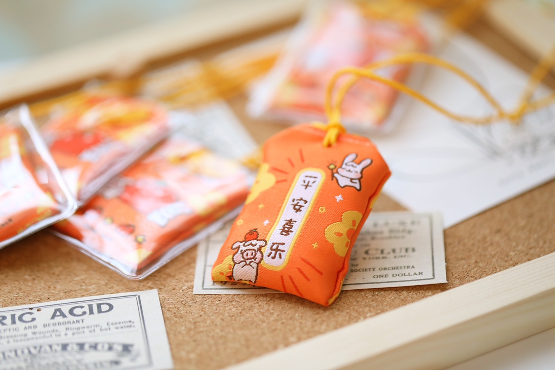 ORIGINAL ILLUSTRATION DESIGN: GOOD LUCK OMAMORI CUTE PEACEFUL JOYFUL CARTOON PRAYER BIRTHDAY GIFT DECORATIVE PENDANT NEW