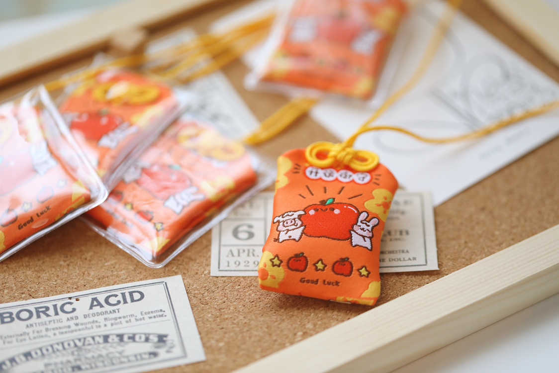 ORIGINAL ILLUSTRATION DESIGN: GOOD LUCK OMAMORI CUTE PEACEFUL JOYFUL CARTOON PRAYER BIRTHDAY GIFT DECORATIVE PENDANT NEW