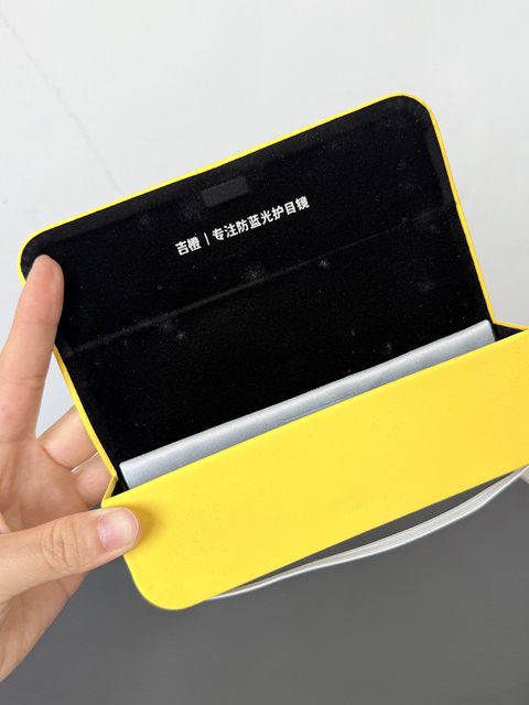 Taste high-end! Magnetic design portable high-end glasses box for men and women with pressure-resistant trendy sunglasses storage box