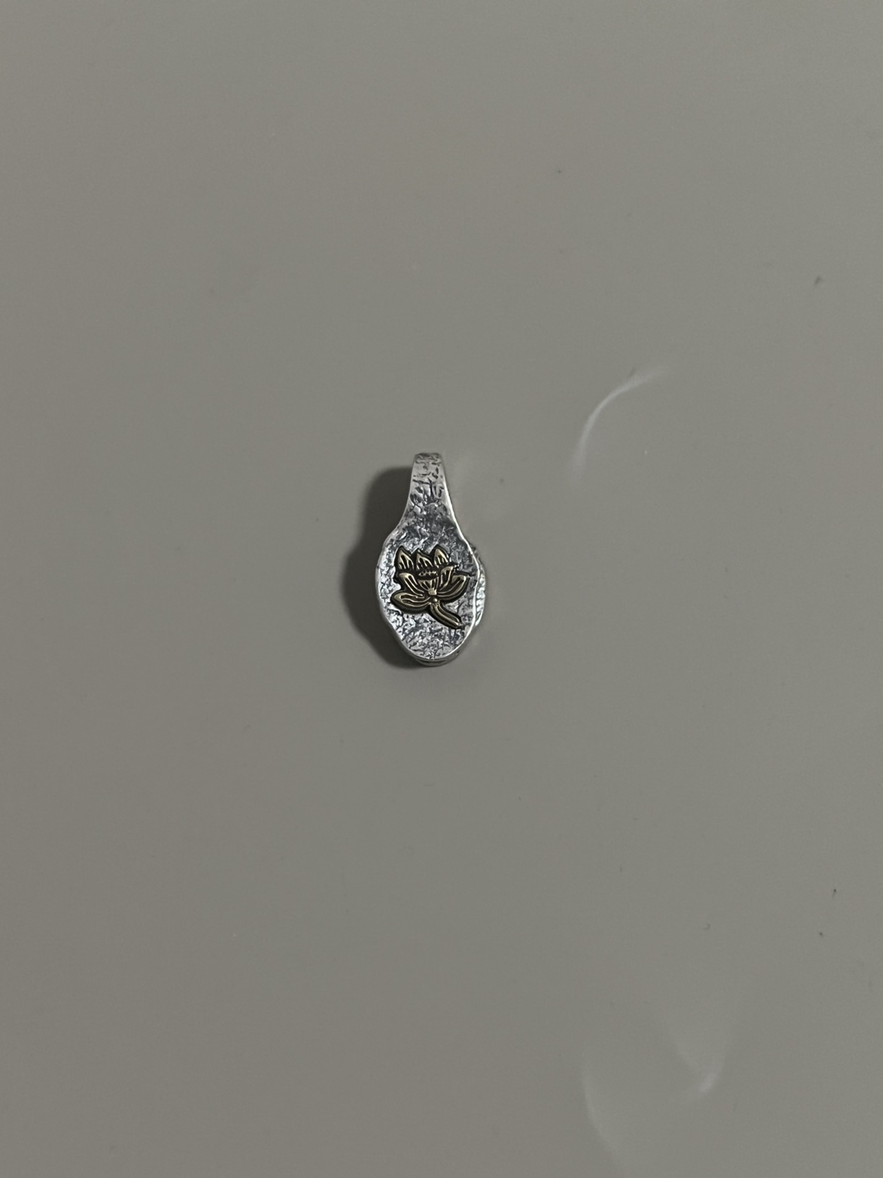 연꽃 클립의 양면 조각은 약 20X10X7MM입니다. 재질은 이며 8개 이상의 끈과 일치할 수 있습니다