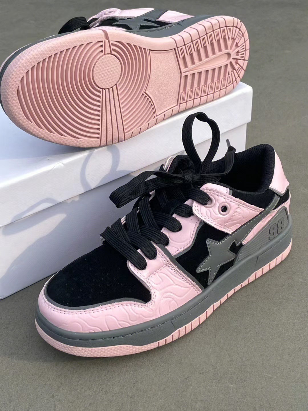 COOL BY THESE SHOES  GET IT RIGHT ONCE   THE COLOR SCHEME OF BLACK AND GRAY POWDER IS VERY SPECIAL AND BEAUTIFUL