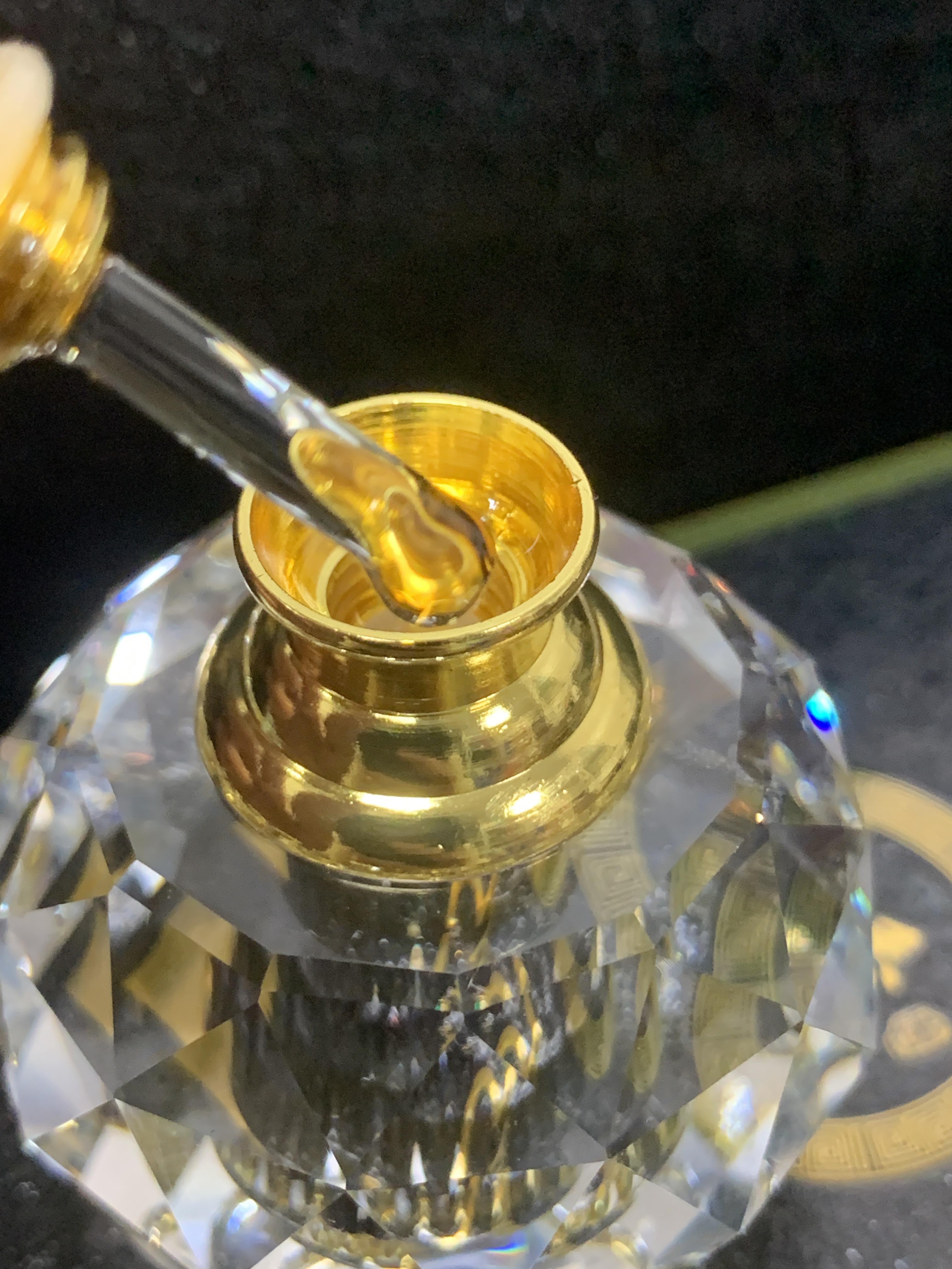 NATURAL WILD AGARWOOD INSECT LEAKAGE ANCIENT DISTILLATION 1 GRAM HARDCOVER IS FULL OF COOL CHARM AND LONG-LASTING TASTE
