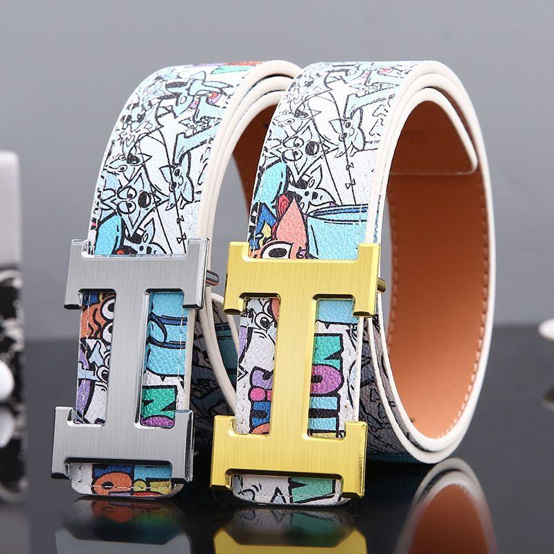 2024 NEW MENS BELT HIGH VALUE SMOOTH BUCKLE V LETTER BELT YOUTH CARTOON PANTS BELT TREND BELT