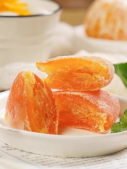 Kumquat-Kuchen, altmodische orangefarbene Kuchen, orangefarbene orangefarbene Kuchen, Kumquat-kandierte Früchte, getrocknete Kumquat-Früchte, nostalgische Snacks, in Wasser getränkt