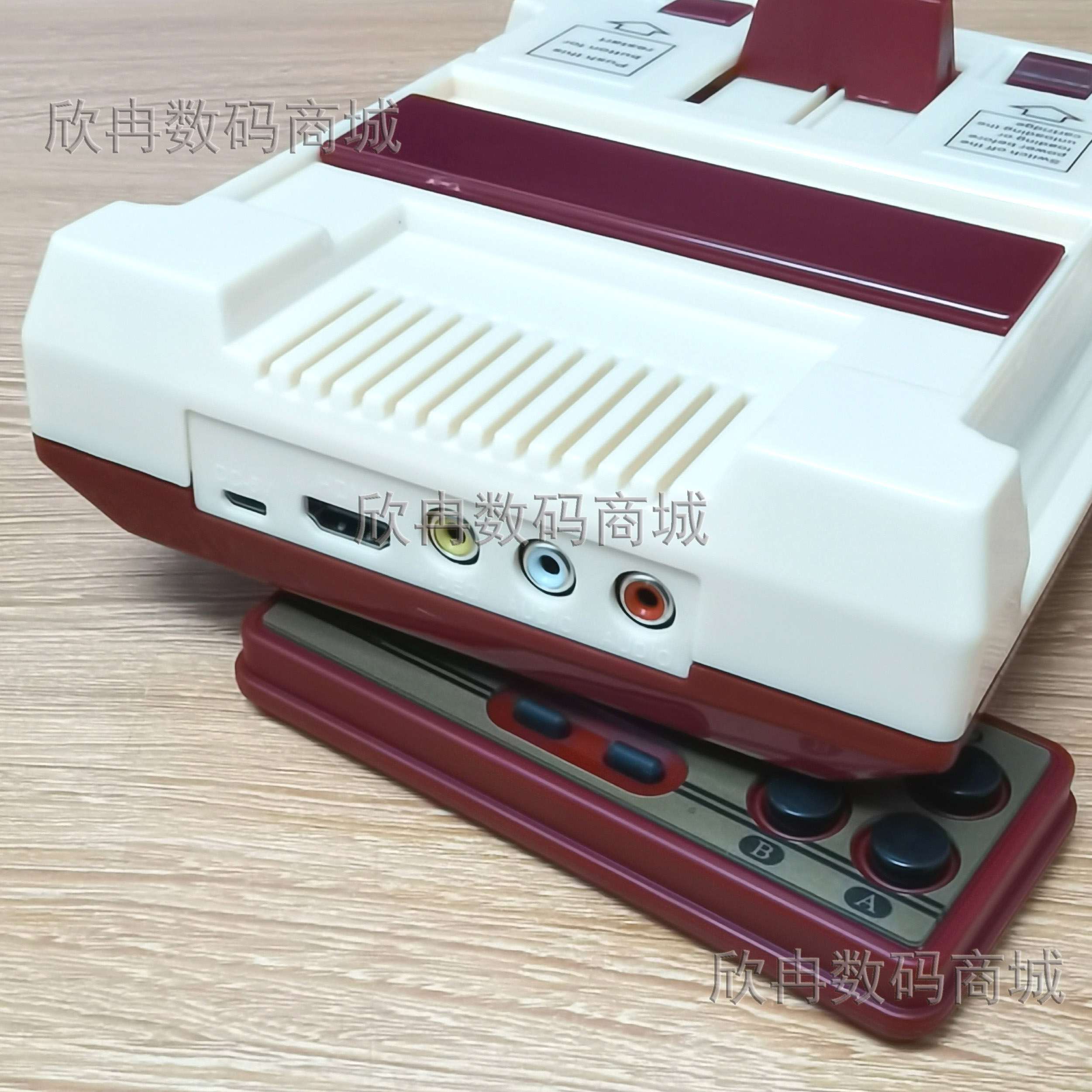 빨간색과 흰색 게임 콘솔 작은 노란색 카드 무선 컨트롤러 HDMI 고화질 인터페이스 8비트 빨간색과 흰색 콘솔 FC 플러그인 카드 TV 게임