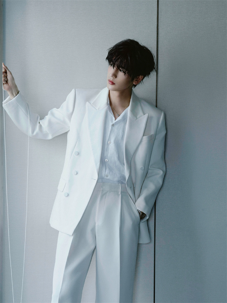 张凌赫同款白色垫肩西装外套男士2026春季高级感那不勒斯休闲西服