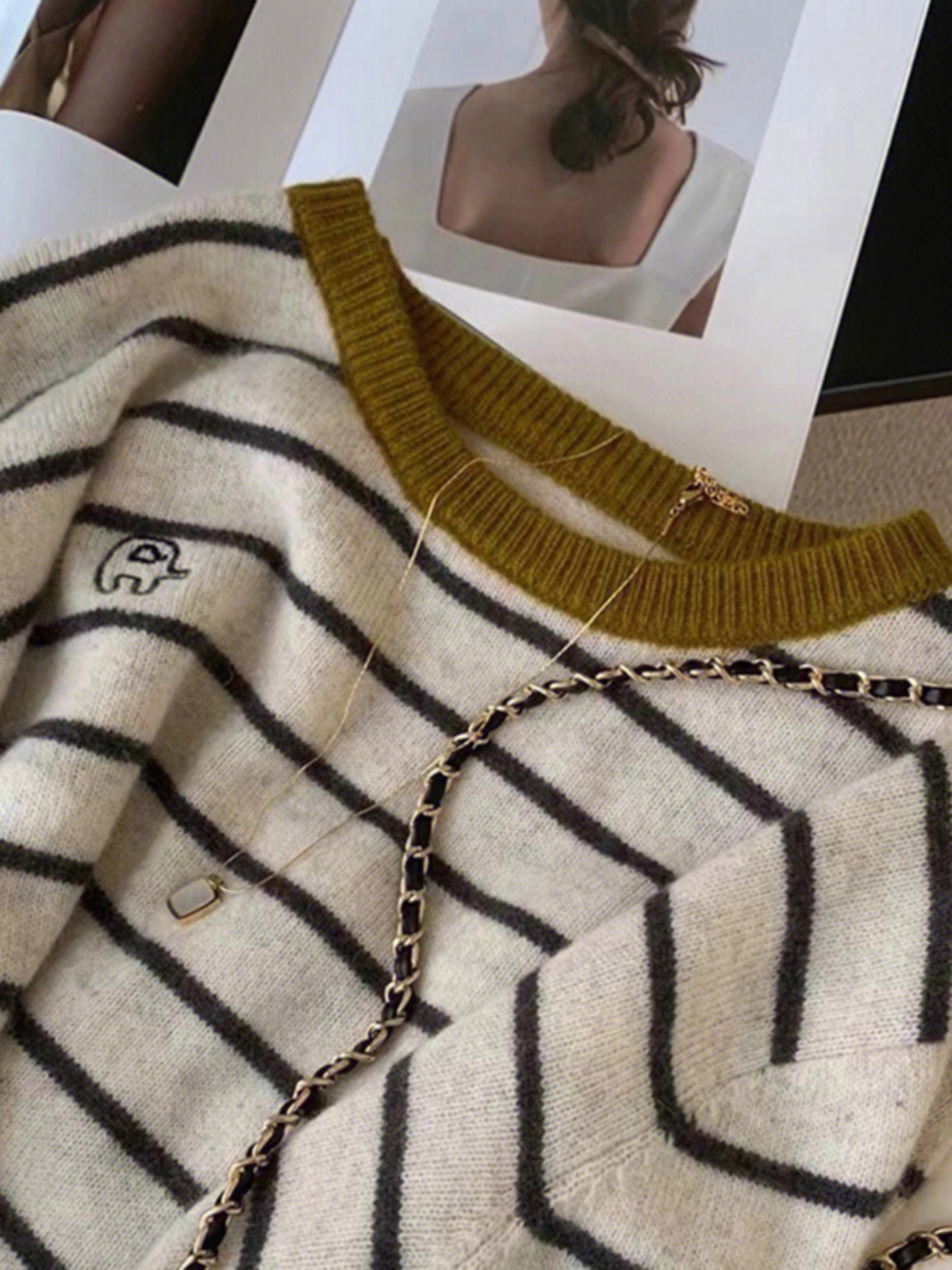 FALL|WINTER WOMENS 2024 NEW JAPANESE LAZY RETRO RACCOON FLEECE BLACK AND WHITE STRIPED CREW NECK UNDERNEATH SWEATER BASE LAYER