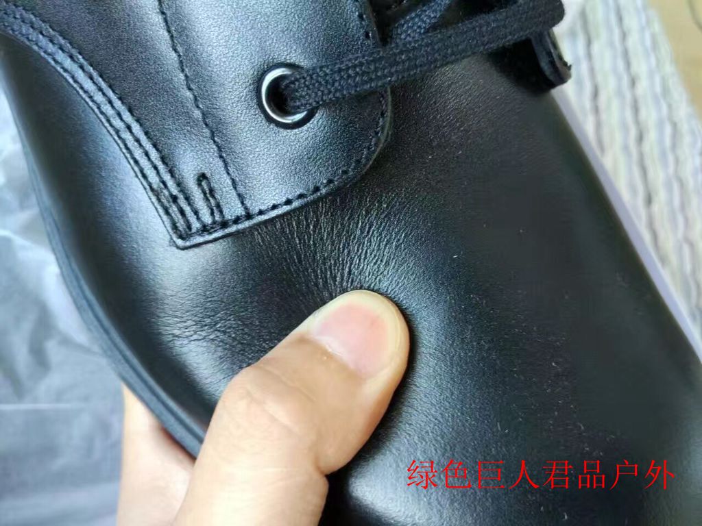 고산 지역의 레이스와 시어링 부츠  1층 소가죽 및 시어링이 있는 간부용  모피 신발입니다