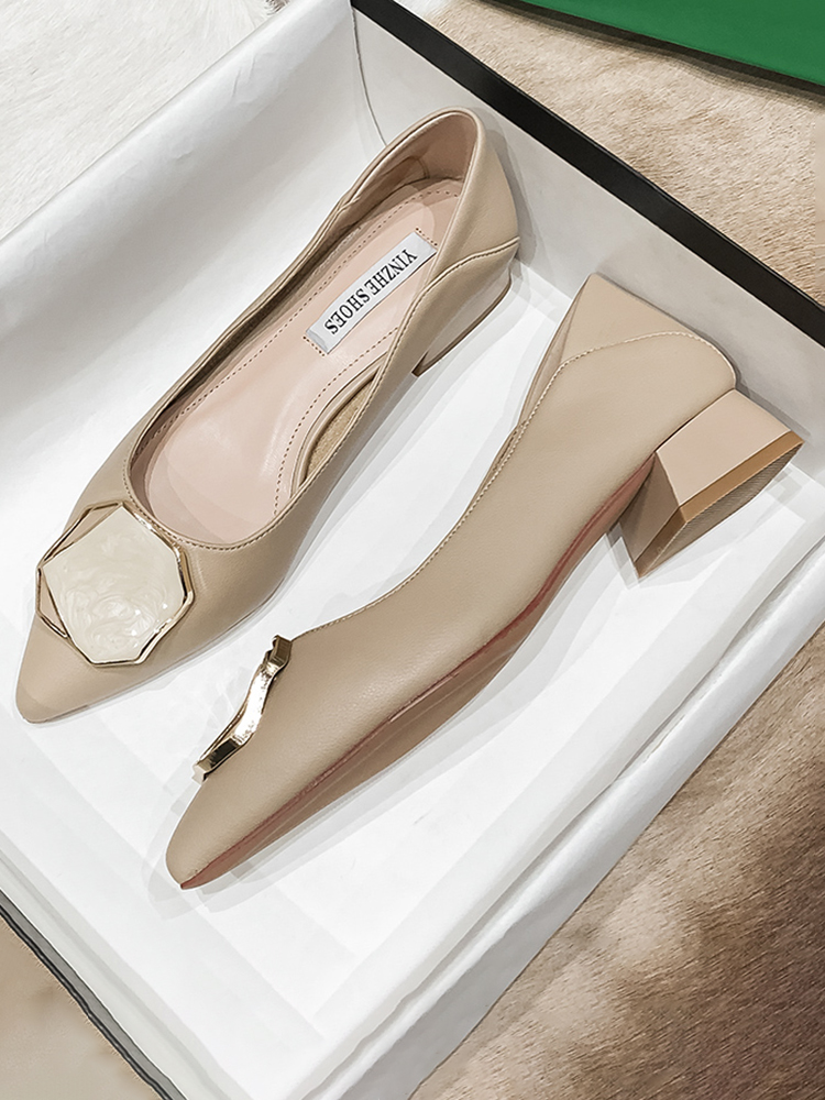 밀라노 스튜디오 트렌디 브랜드 여성을위한 두꺼운 뒤꿈치 할머니 신발 2024 새로운 스타일  가죽 지적 발가락 여성을위한 다목적 얕은 입 단일 신발