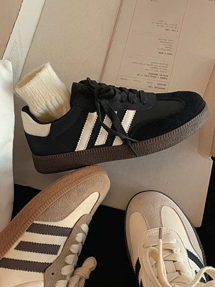 밀라노 스튜디오 여성을위한  가죽 화이트 신발 2024 새로운 레트로 다목적 플랫 캐주얼 스포츠 신발