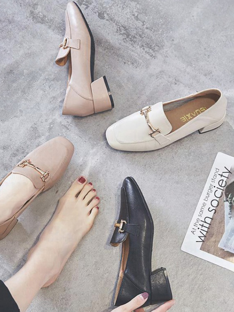 밀라노 스튜디오 캐주얼 두꺼운 뒤꿈치 여성을위한 단일 신발 2024 새로운 다목적 중간 뒤꿈치 여성 신발 여성을위한 금속 버클 콩 신발