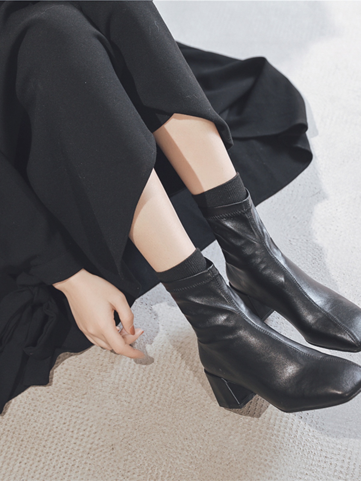 밀라노 스튜디오 탄성 부츠 여성용 짧은 부츠 2024 가을 겨울 신상 스퀘어 발가락 미디엄 힐 슬림 마틴 부츠 여성용
