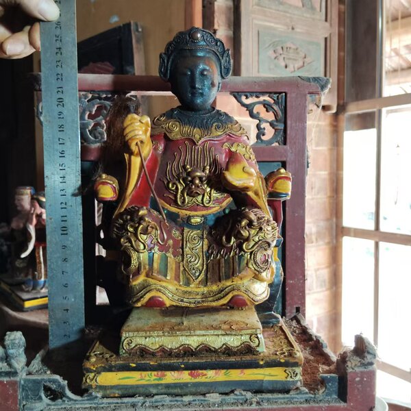 高度26厘米，老木雕女菩萨神像，手持拂尘和寿桃还是什么，包邮