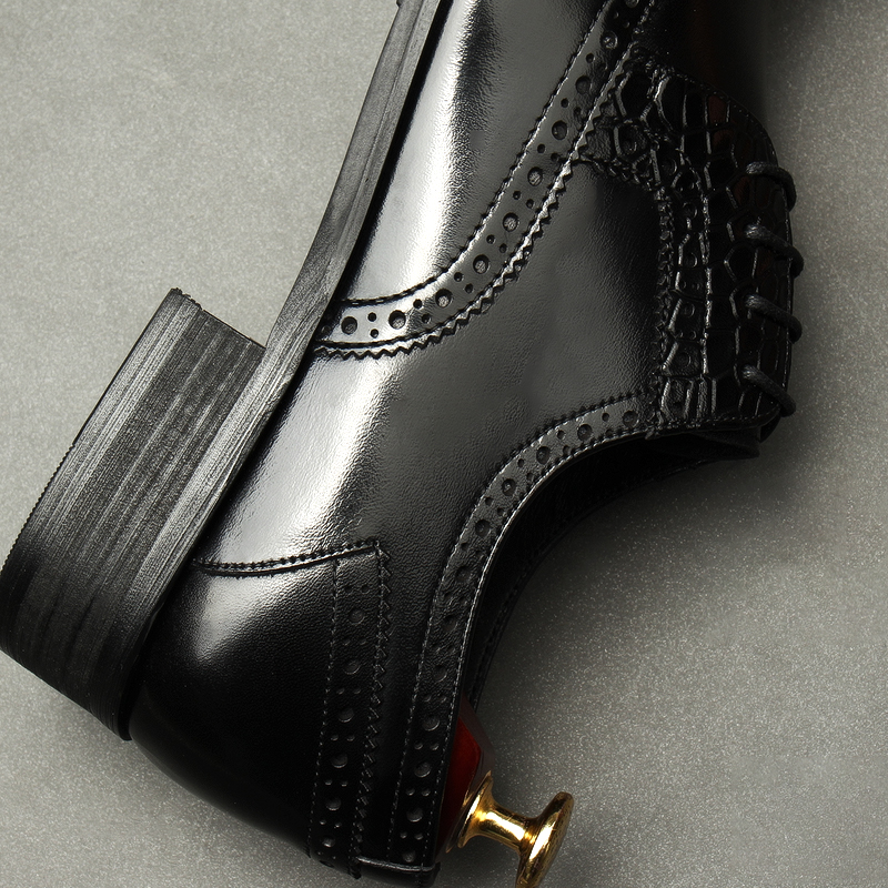 NEW BRITISH CARVED MENS SHOES BULLOCK SPRING SUMMER MENS BUSINESS FORMAL WEAR BLACK LEATHER WEDDING SHOES FASHION SMALL LEATHER SHOES