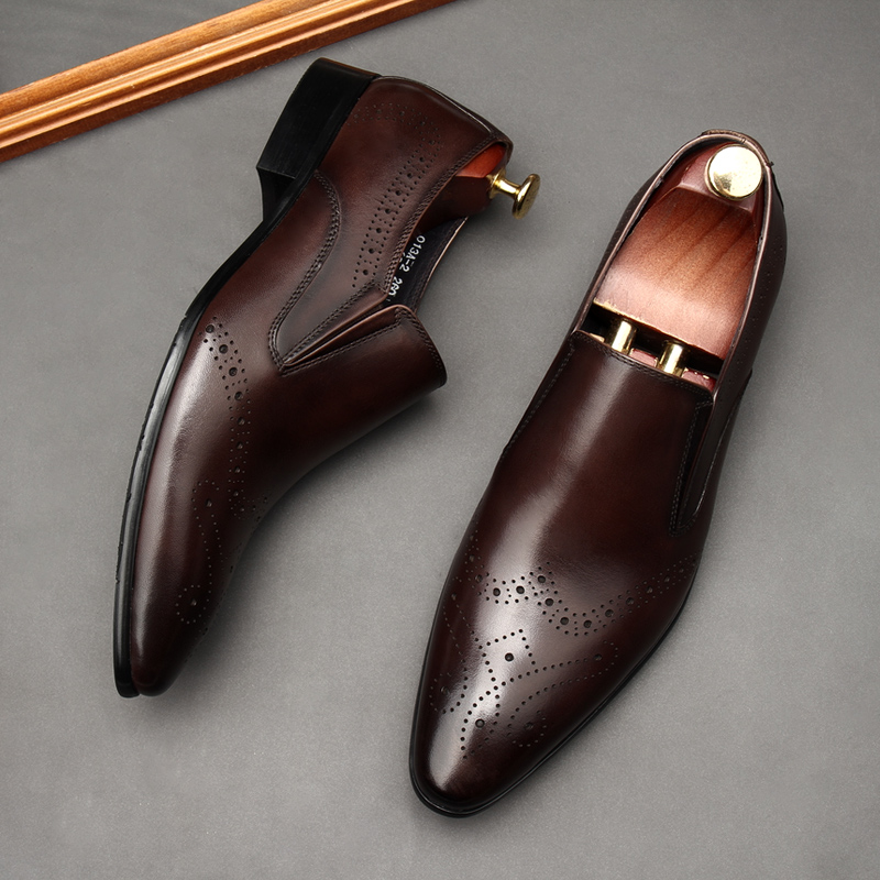 THE FIRST LAYER OF COWHIDE SLIP-ON CARVED BRITISH STYLE LEATHER SHOES FOR MEN TO MARRY BUSINESS FORMAL WEAR BROGUE LEATHER BRITISH POINTED TOE