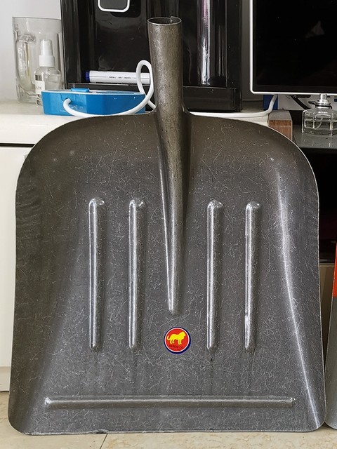 Foreign trade steel shovel widened cow manure shovel manganese steel grain shovel with ribbed garbage shovel super large coal shovel thickened handle exit shovel