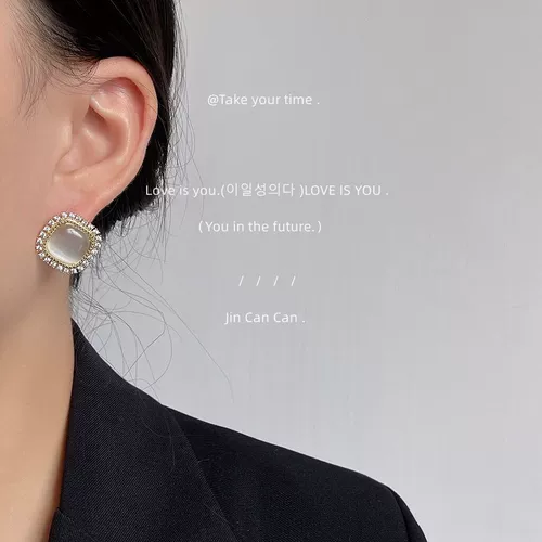 Металлические небольшие дизайнерские серьги, тренд сезона