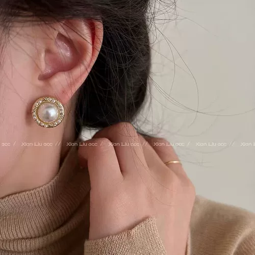 Металлические небольшие дизайнерские серьги, тренд сезона