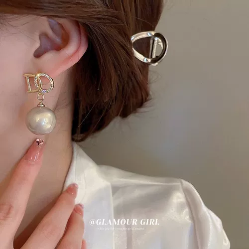 Металлические небольшие дизайнерские серьги, тренд сезона