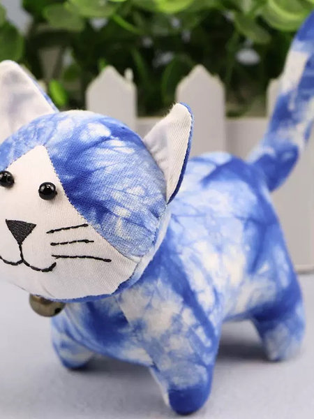 批 发云南大理白族手工刺绣猫咪蓝染扎染铃铛小猫摆件非遗伴手礼