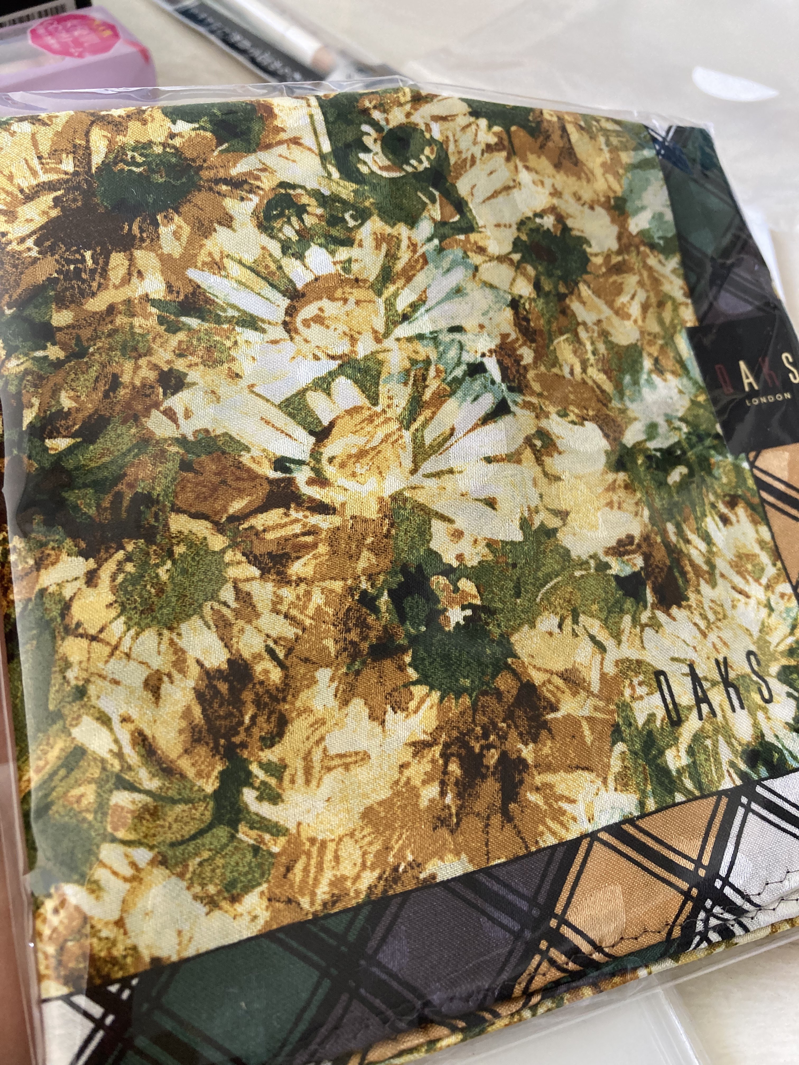 JAPANESE AUTHENTIC DAKS SILK COTTON HANDKERCHIEF SQUARE SCARF HANDKERCHIEF GORGEOUS DARK PATTERN OUT-OF-PRINT COLLECTION CHRISTMAS GIFT