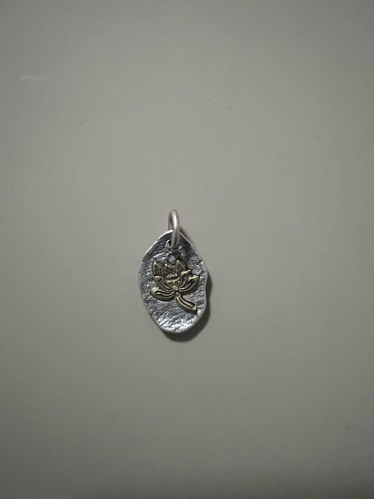 연꽃 태그 크기는 약 17X10X2MM 재질은 측면 매달려 물방울 2 색 연꽃 문화 장난감 액세서리입니다