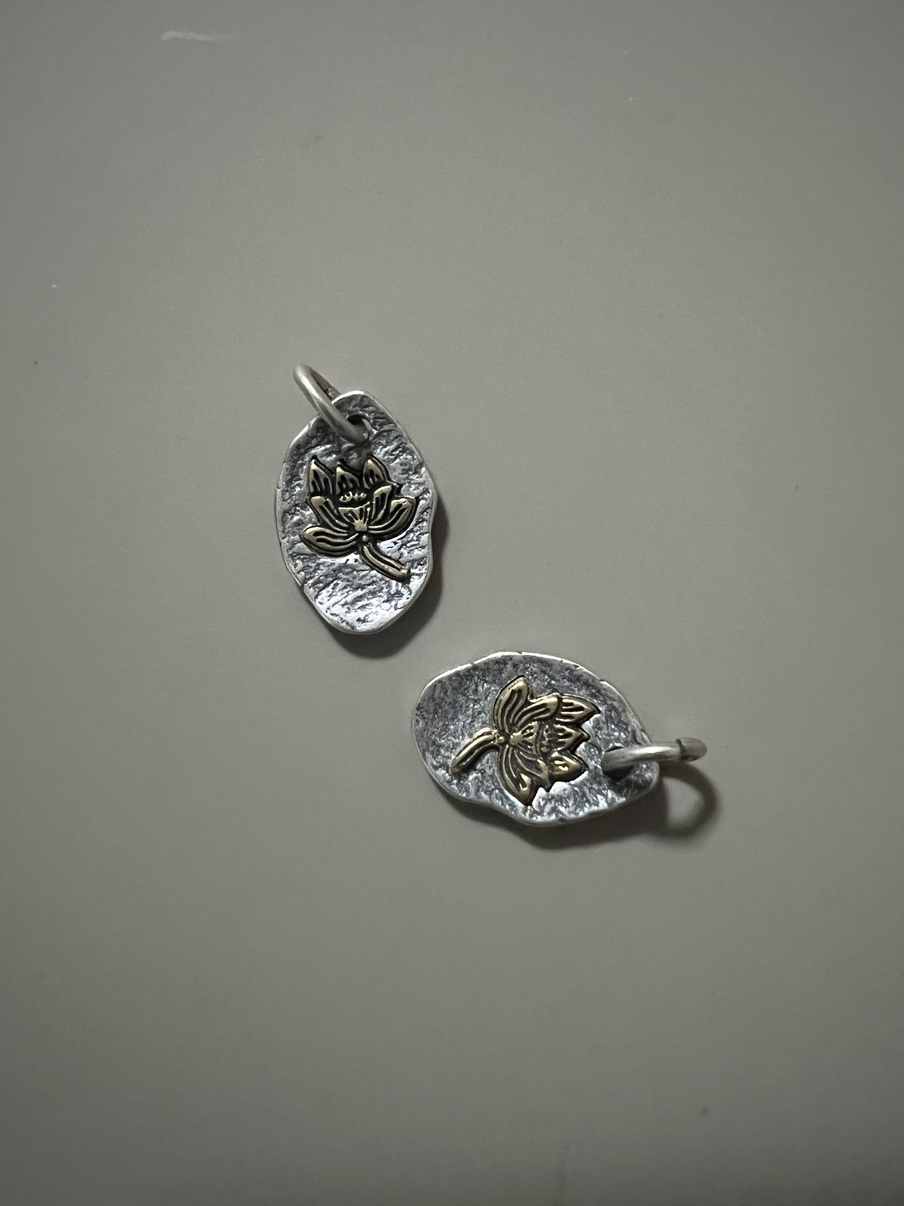 연꽃 태그 크기는 약 17X10X2MM 재질은 측면 매달려 물방울 2 색 연꽃 문화 장난감 액세서리입니다