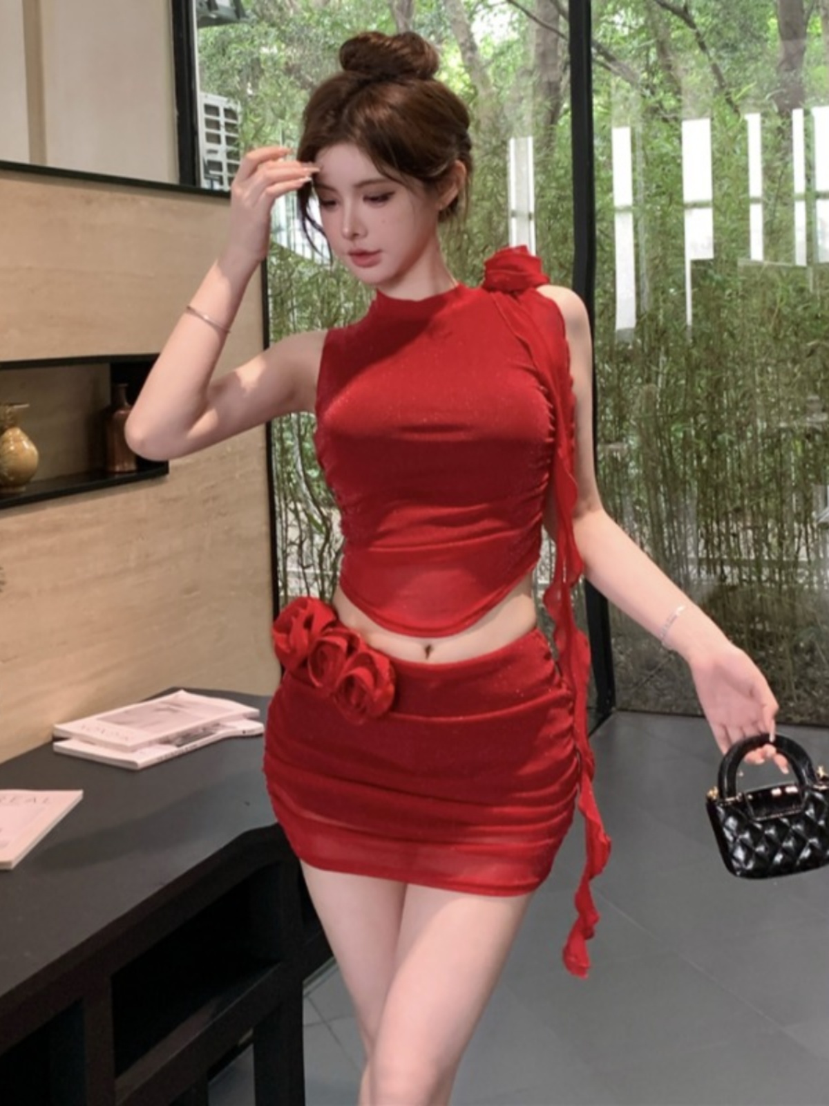 THE LITTLE MAN WEARS A FULL SET OF SUMMER CLOTHES INTERNET CELEBRITY FRIED STREET ROSE SLEEVELESS VEST AND SHORT SKIRT TWO-PIECE SUIT