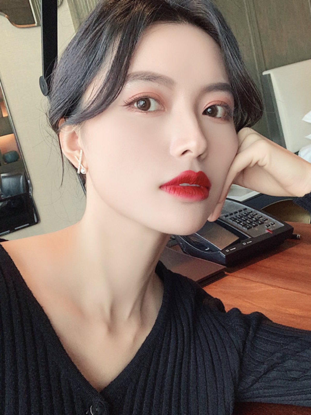 PEARL EARRINGS FEMALE KOREAN TEMPERAMENT INTERNET CELEBRITY SIMPLE  STUD EARRINGS 2024 NEW HOT AND COLD STYLE SMALL FACE SHOW