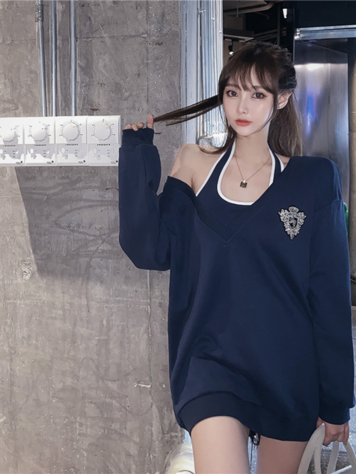 PANYAN STUDIO AUTUMN AND WINTER NEW LOOSE SEXY HALTERNECK SMALL SUSPENDER TWO-PIECE TOP V-NECK SWEATSHIRT WOMEN