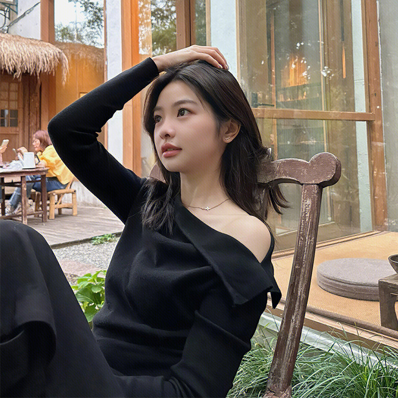 FRENCH TEMPERAMENT BABES SLANTED COLLAR OFF-THE-SHOULDER KNITTED BASE SHIRT WOMENS 202 TEMPERAMENT RETRO DESIGN SENSUAL SEXY TOP