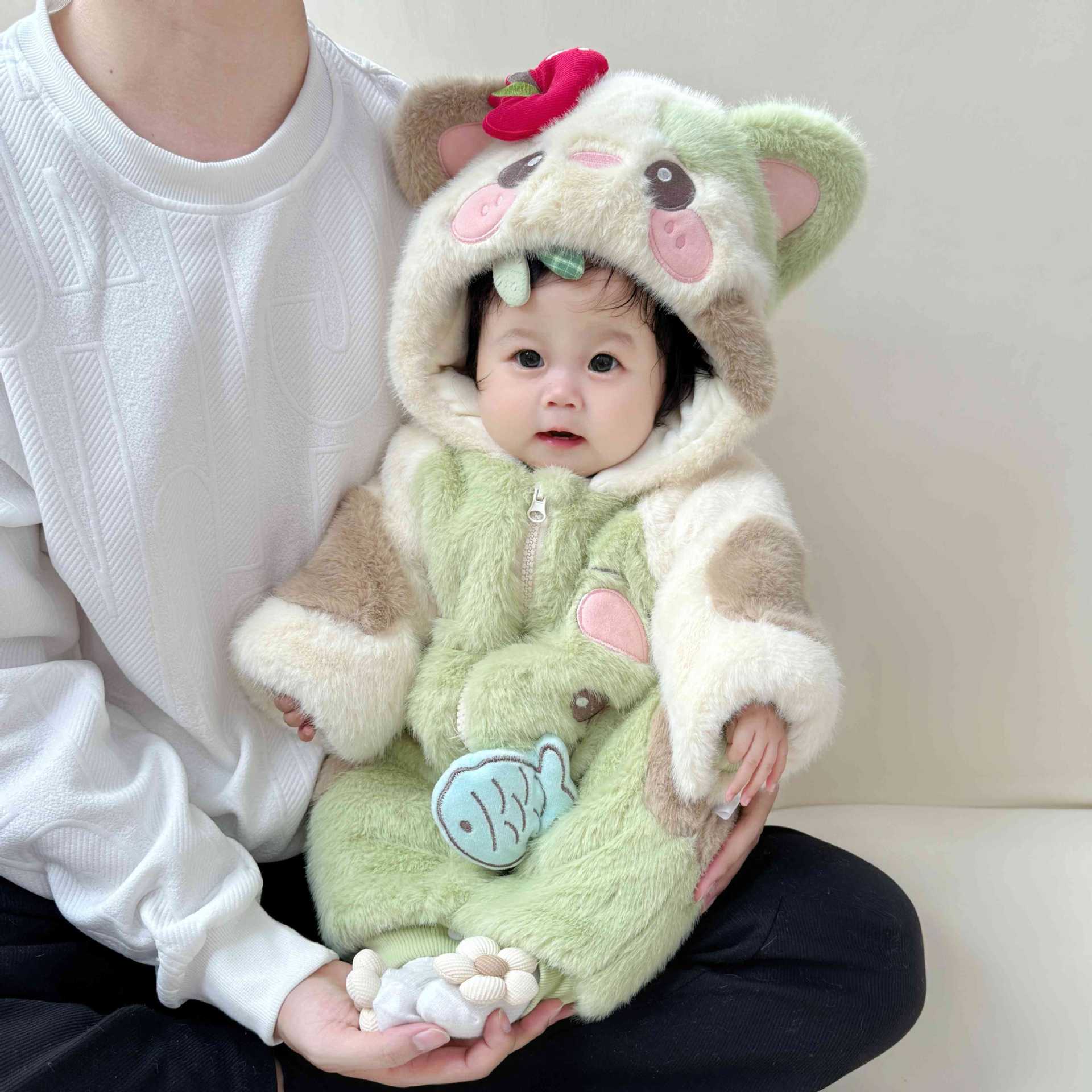 TWO-FOLD AREA: BRAND COUNTER BABY WINTER CLOTHES ONE-PIECE BABY GIRL CUTE FLUFFY AND WARM WINTER CLOTHES
