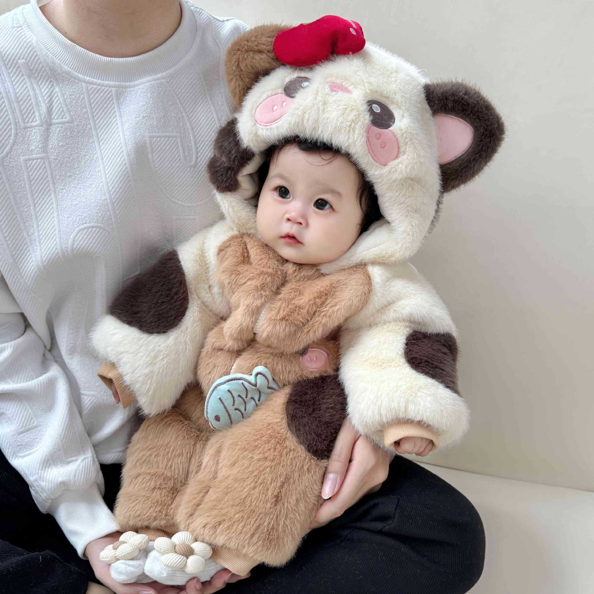 TWO-FOLD AREA: BRAND COUNTER BABY WINTER CLOTHES ONE-PIECE BABY GIRL CUTE FLUFFY AND WARM WINTER CLOTHES
