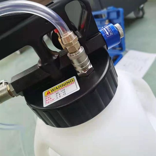 Spot fast-tracking products factory promotes 10-liter pneumatic transmission oil injection tool replacement automatic transmission fueling