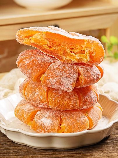 Kumquat-Kuchen, altmodische orangefarbene Kuchen, orangefarbene orangefarbene Kuchen, Kumquat-kandierte Früchte, getrocknete Kumquat-Früchte, nostalgische Snacks, in Wasser getränkt