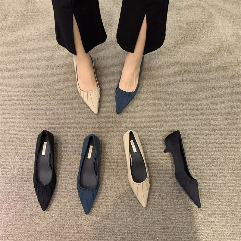 작은 커윈 프렌치 스타일 틈새 뾰족한 발가락 신발 2024 신상 여름 얇은 굽 작은 굽 검정 통근 특종 신발
