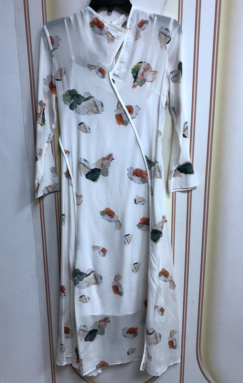 왼쪽에는 원래 단일 소형 고급 치파오 스타일 민족 유럽과 미국의 인쇄 긴 실크 복고풍 민족 스타일 중국 스타일