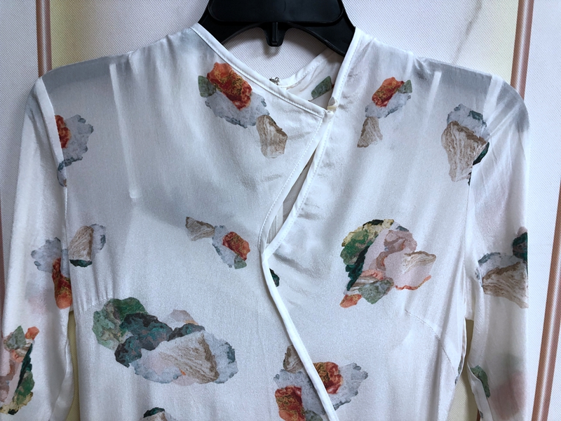 왼쪽에는 원래 단일 소형 고급 치파오 스타일 민족 유럽과 미국의 인쇄 긴 실크 복고풍 민족 스타일 중국 스타일