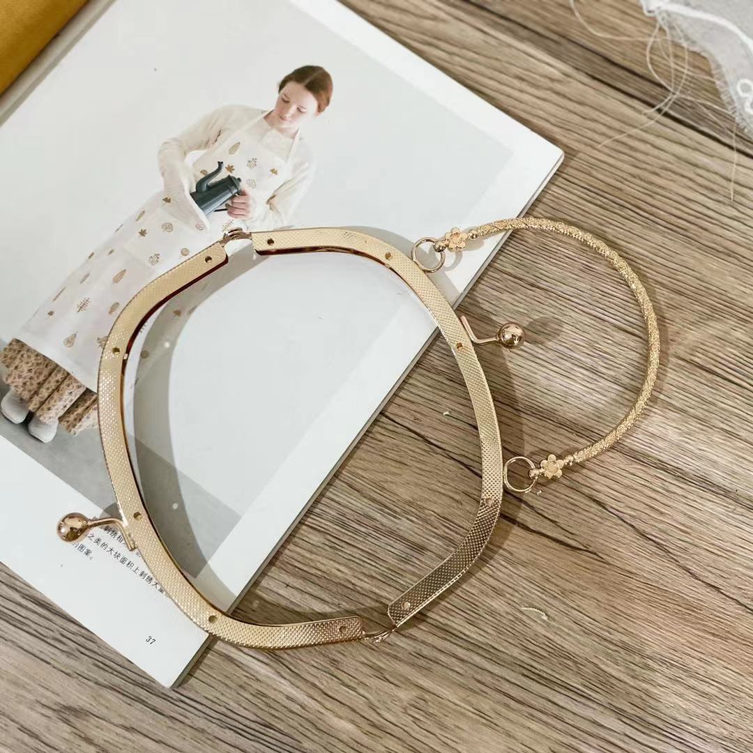 SEND DRAWINGS》HANDMADE DIY16.5CM ARC LIGHT GOLD EMBOSSED HAND-HELD NON-HOLE SCREW-MOUTH GOLD PACKAGE ACCESSORIES