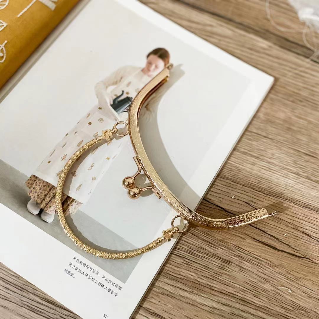 SEND DRAWINGS》HANDMADE DIY16.5CM ARC LIGHT GOLD EMBOSSED HAND-HELD NON-HOLE SCREW-MOUTH GOLD PACKAGE ACCESSORIES
