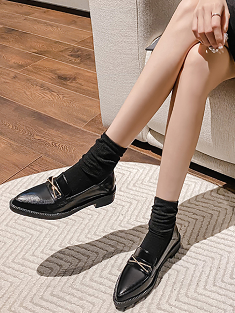 밀라노 스튜디오 여성용 프랑스 영국 스타일 작은 가죽 신발 2024 여성용 새로운 두꺼운 밑창 뾰족한 발가락 슬립 온 로퍼
